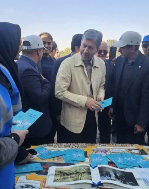 بازدید استاندار اصفهان از غرفه آبفای استان اصفهان در جشنواره انار شهرضا