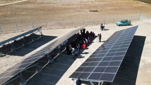 نخستین مزرعه خورشیدی ۱۵ میلیارد ریالی بر روی چاه کشاورزی در بویین میاندشت افتتاح شد