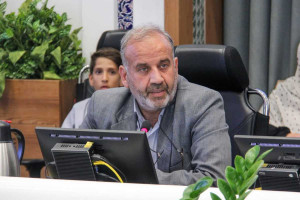 انتقادات و مسائل داخلی نباید پشت میکروفن گفته شود/ رهبر انقلاب هم تذکرات را در جلسات محرمانه بیان می‌کنند