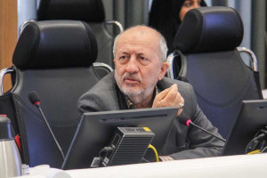 تصمیمات محلی باید به شوراها واگذار شود