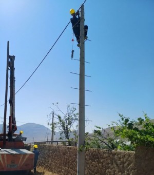 تعویض پایه شکسته و رفع مشکل شبکه در روستای خینه سمیرم