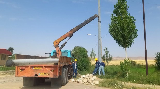تعویض پایه فرسوده برق در چادگان برای افزایش ایمنی شبکه