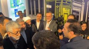 بازدید مشاور ارشد مقام معظم رهبری از غرفه مخابرات منطقه اصفهان