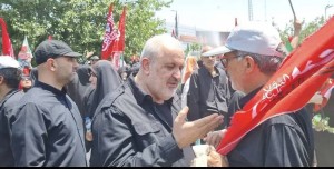 دست خدمتگزاران صنعت آب و برق در مراسم وداع و تشییع رهبر شهید را می‌بوسم