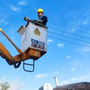 تلاش بی‌وقفه همکاران امور برق ورزنه